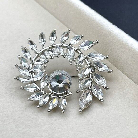 Silver with White Diamond Crystal Floral Leaf Wreath Pin Back Brooch - Picture 3 of 8